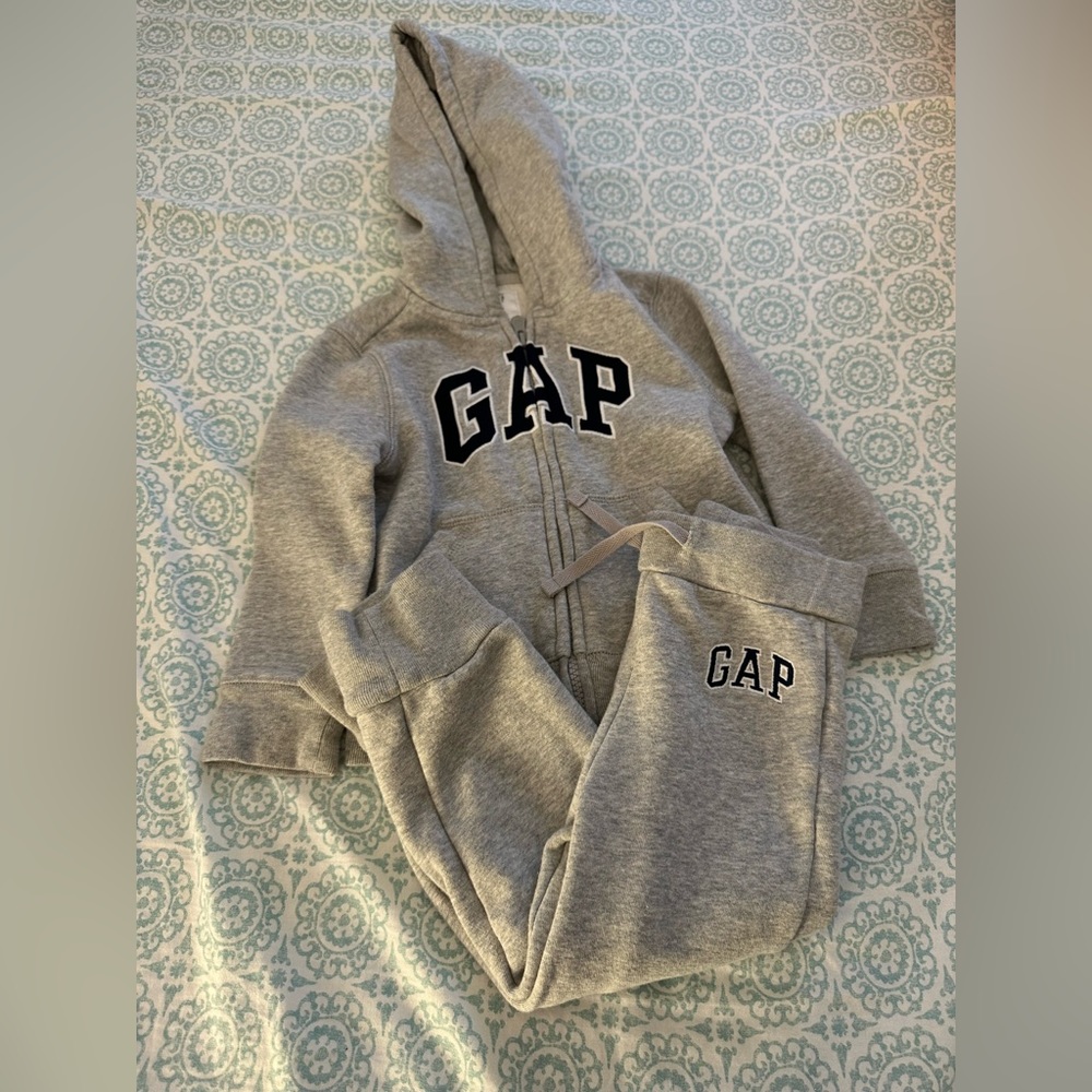 Gap sweatsuit